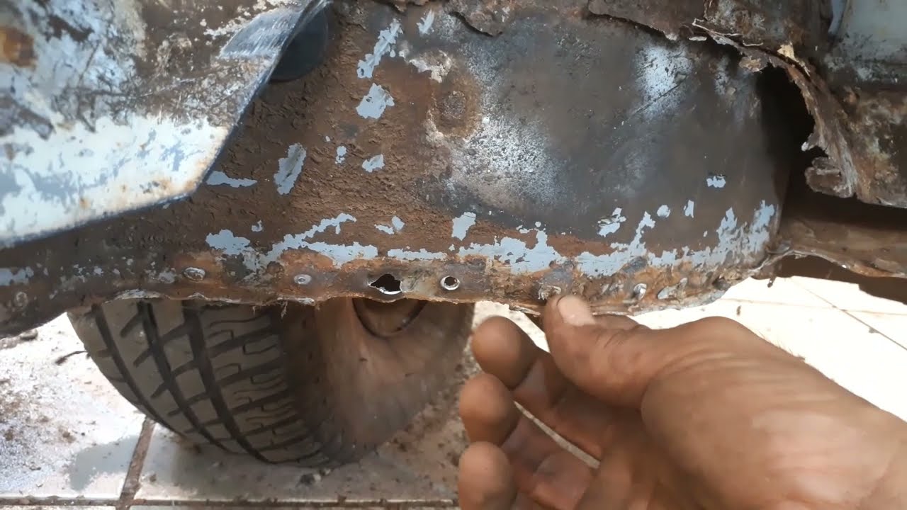 Trocando o assoalho do premio com solda elétrica e arrame recozido