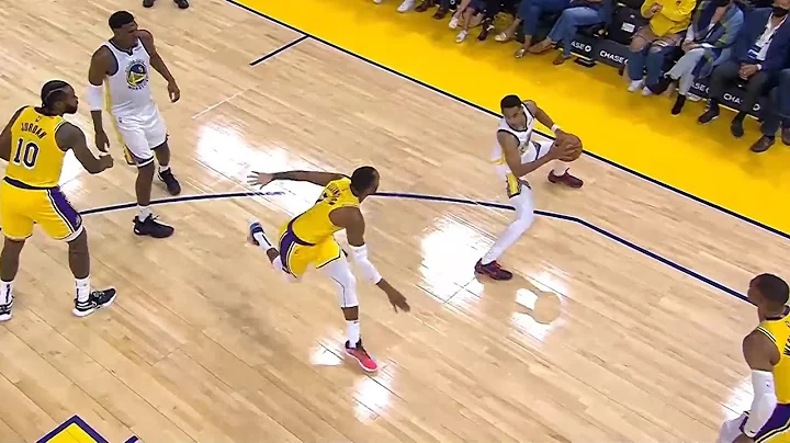 Jordan Poole crosses over Wayne Ellington and comp...