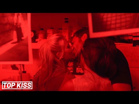 VICKY CRISTINA BARCELONA / THREESOME KISSING - Scarlett Johansson & Javier Bardem (Cristina & Juan)