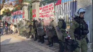 Αστυνομικές δυνάμεις στον χώρο του Πολυτεχνείου αποκλείοντας την πρόσβαση | Flash.gr