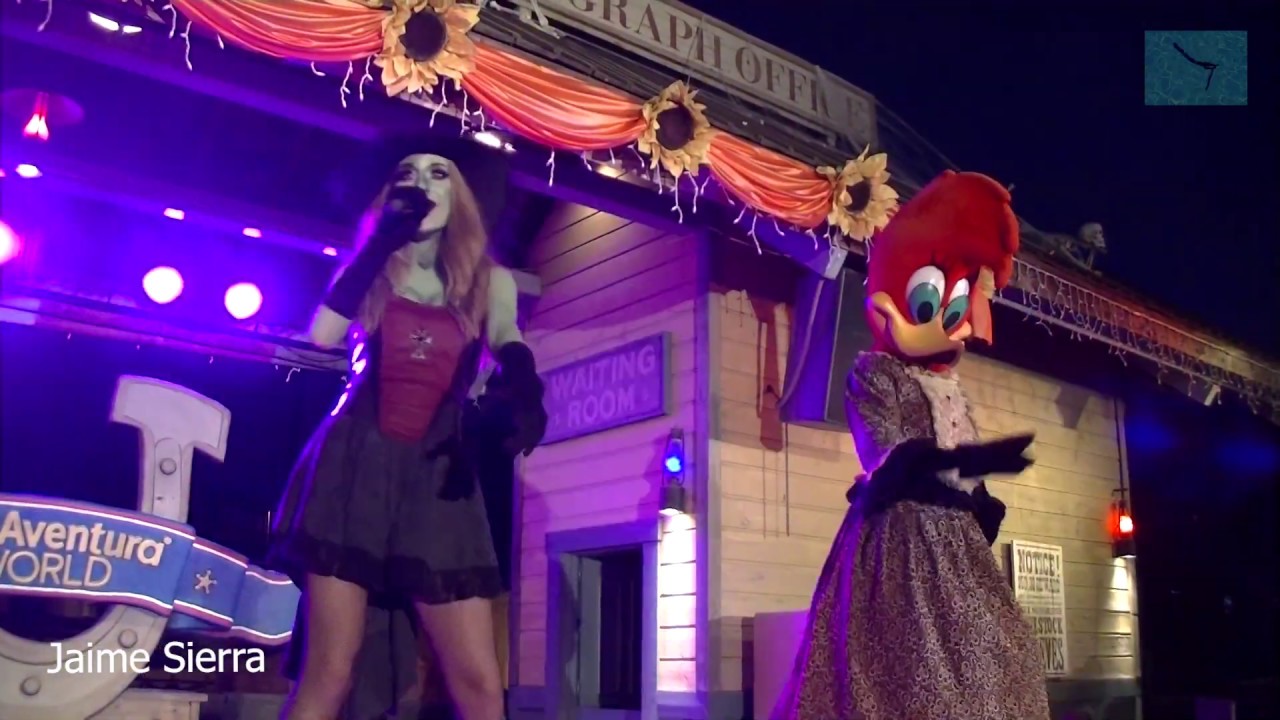 Canta con Winnie in the Night of the Vampires 19 - PortAventura World