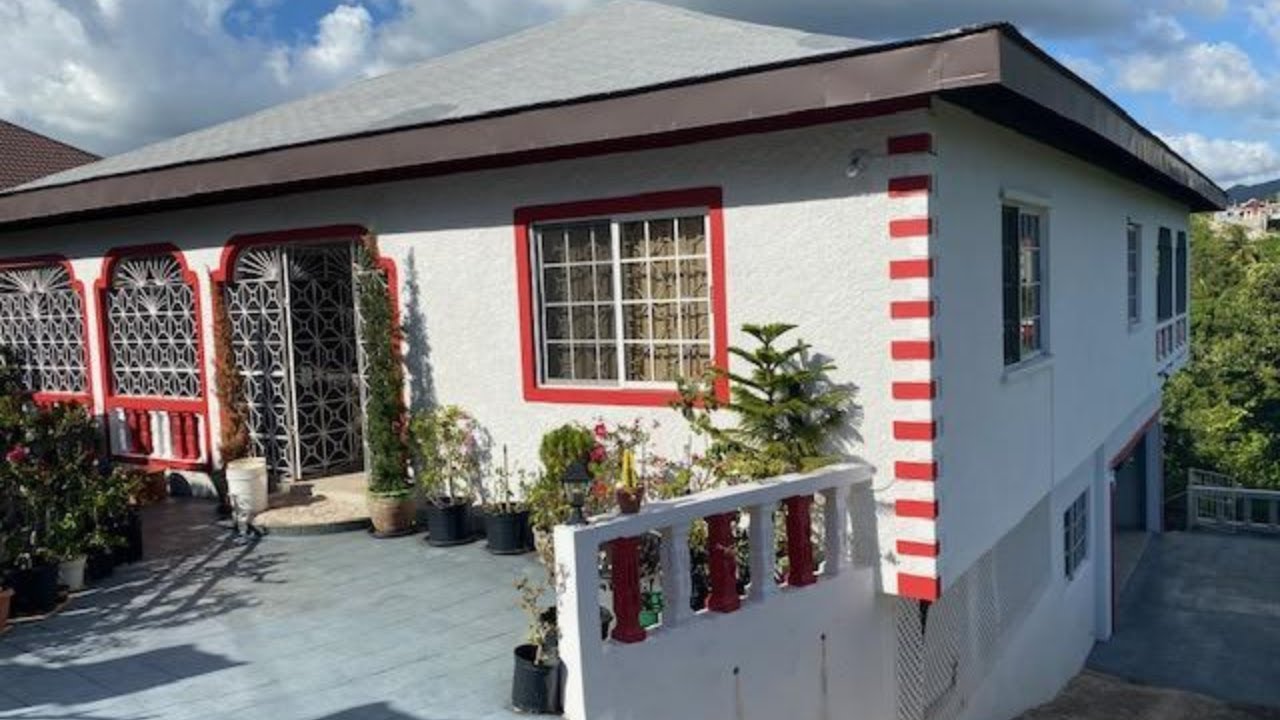 Split level 4 Bedroom 3 Bathroom House For Sale on Orchard Close