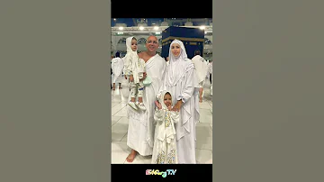 جنات وزوجها وبناتهامن أمام الكعبه يؤدون مناسك العمرة 