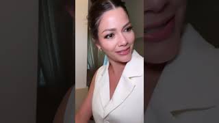 Así vamos con La organización de mi baño mientras abro una caja de regalo de productosdel cuidado de