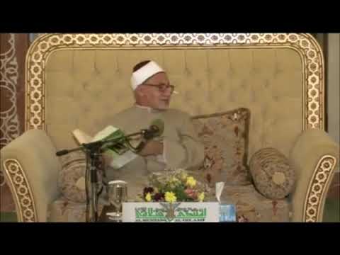 انظر تواضع الدكتور حسن الشافعي رئيس مجمع اللغة العربية في القاهرة مع طلابه