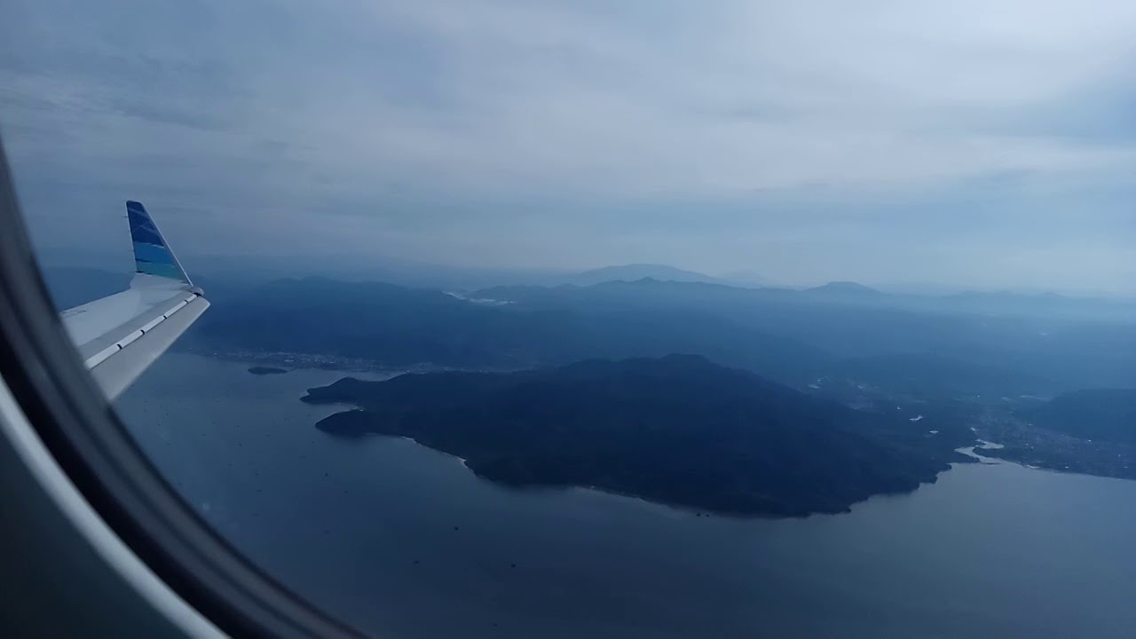 Amazing view before landing at Pinangsori airport, Sibolga - YouTube