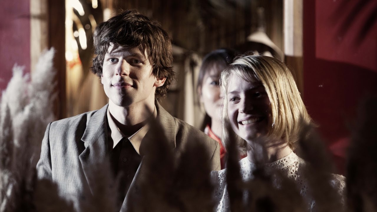 миа васиковска и джесси айзенберг. избирательные билборды. реклама двойник. джесси айзенберг 2013. реклама двойник.