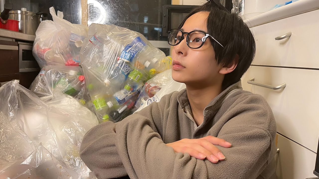 Cleaning up the dormitory that has become a garbage dump - YouTube