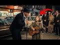 Una niña sin hogar cantaba My Way cuando un extraño la detuvo — Era Frank Sinatra