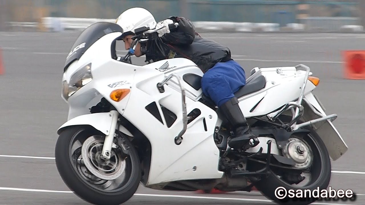 激走!交通機動隊白バイ指導員VFR800スーパーテクニック。Splendid driving technique by the police  motorcycle member.