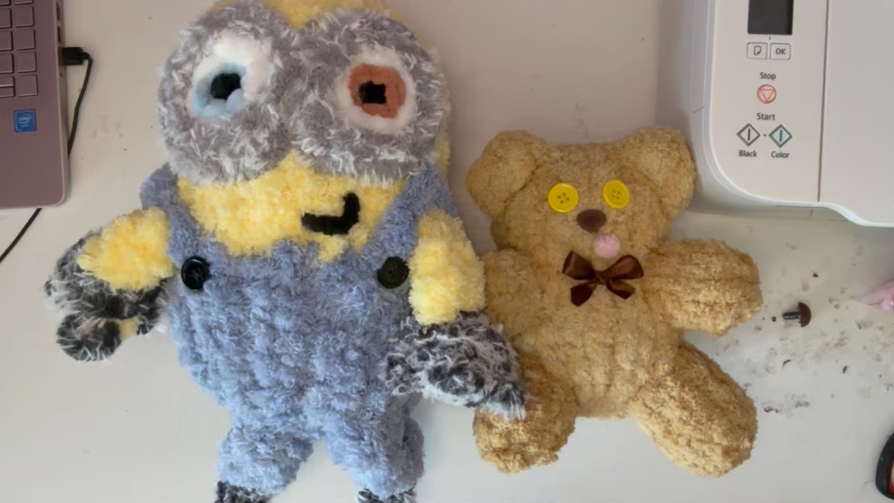 Chunky Knit Minion | Surface Crochet Eyes without a Tapestry