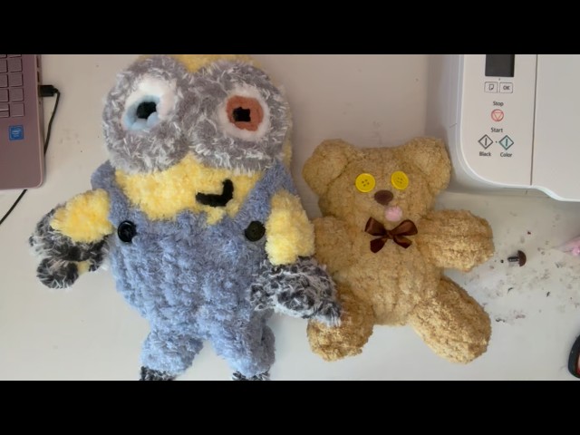 Chunky Knit Minion | Surface Crochet Eyes without a Tapestry