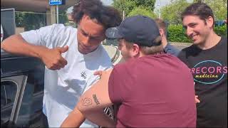 Il grande Zirkzee scherza con i tifosi del Bologna e incontra Autografi Autographs Angolisti AAA