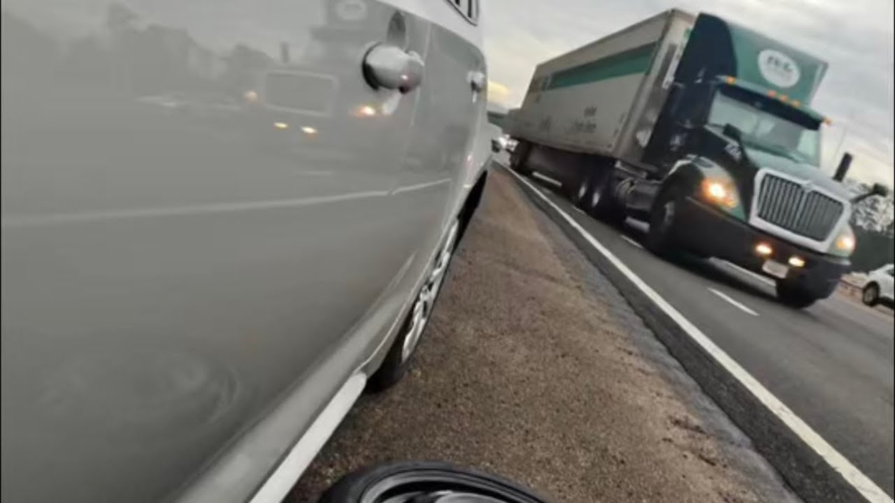 Changing a Flat Tire on a Busy Highway | Real Roadside Rescue #roadside #help #kindness #fyp 