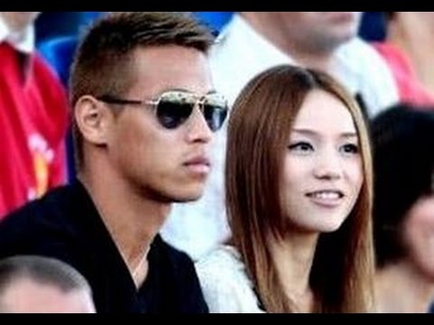 嫁 やっぱりもてる サッカー選手の嫁 妻が美人 可愛すぎる Youtube