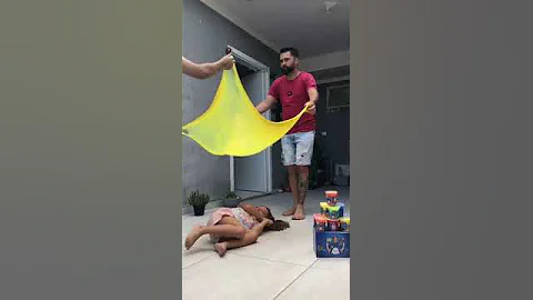 Isabelli And The Giant Slime Bubble || ViralHog