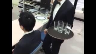 トレーサービス　Skills waiter is required (how to hold the tray)