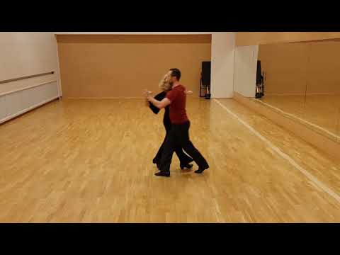 Ballroom tangon vasen käännös seuratanssina