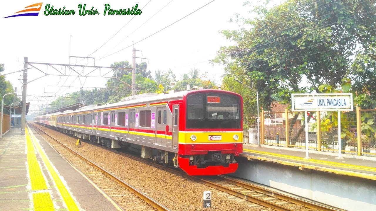 Nyantai Siang di Stasiun Universitas Pancasila Ngeliatin KRL Commuter