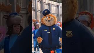 Officer Clawhauser in Zootopia Land is the BEST! Funny Disney Characters #disney #disneyparks