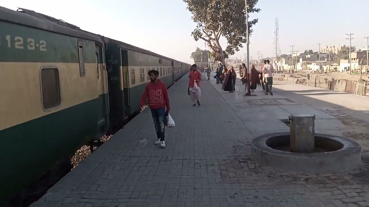 15 Up Karachi Express With HGMU 30 8205 Speedly entered in Bahawalpur Railway Station |.