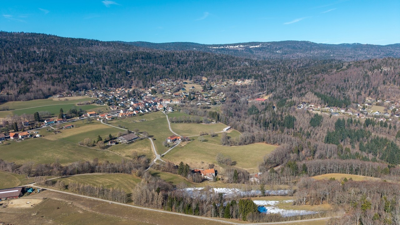 Le petit village de St-George au pied du Jura vaudois
