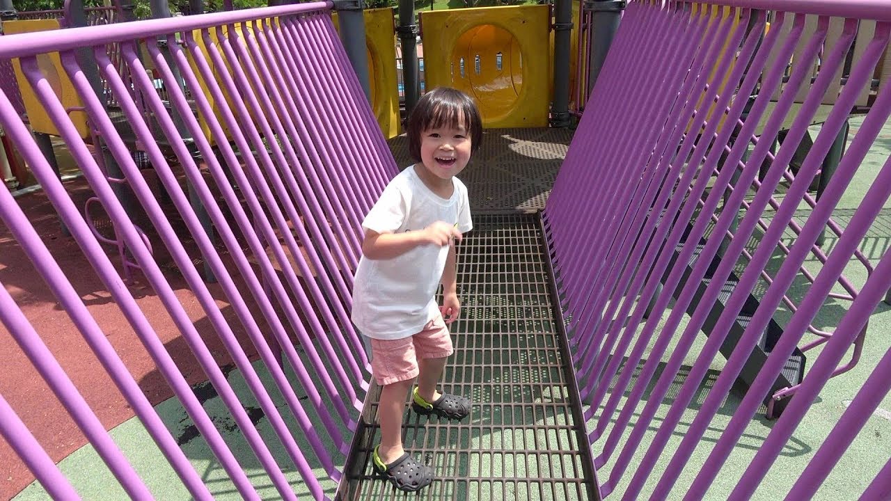 おでかけ マレーシア いろいろな遊具がある大きな公園で遊ぼう！ レオスマイル