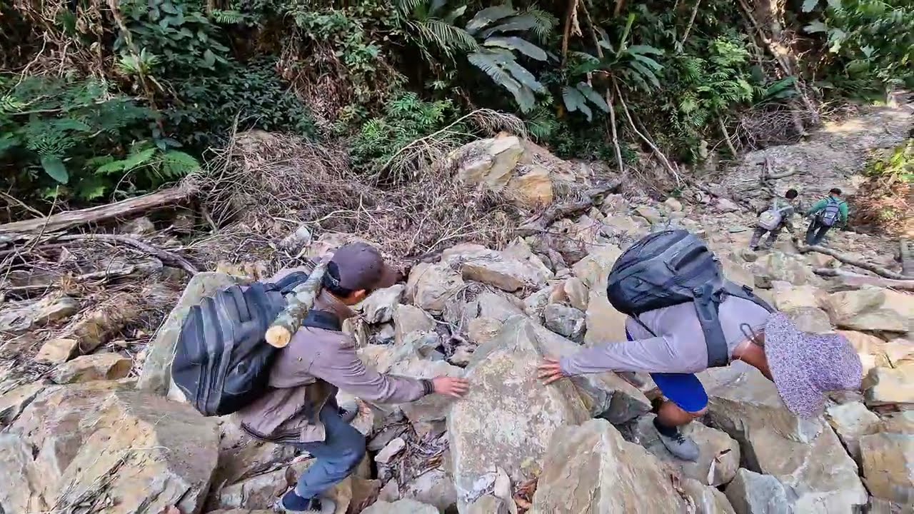 Nuj sua mus txog looj ceeb lawm nawb kho siab kawg