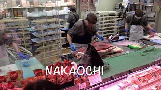 Couper le thon et le faire sashimi