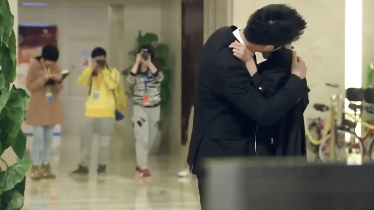 Жена видит мужа с любовницей на фото журналистов — измена раскрыта, сердце разбито.