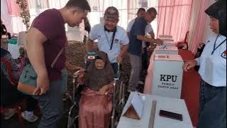 Warga Kaget, Keluar TPS Gibran Mencoblos Dicegat Petugas KPPS Dikasih Coklat