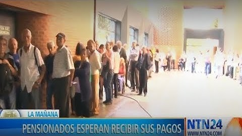 Pensionados venezolanos hacen largas colas para cobrar Bs.S 90
