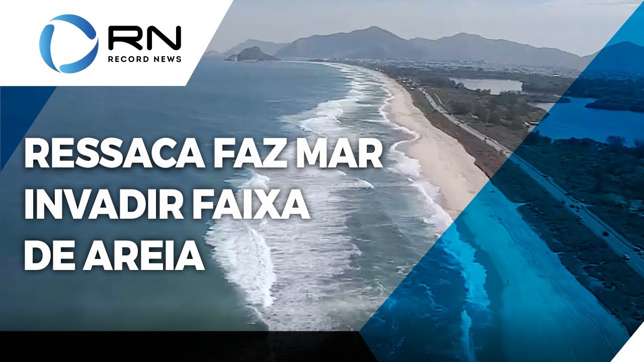 Ressaca faz mar invadir faixa de areia em Copacabana, no Rio de Janeiro