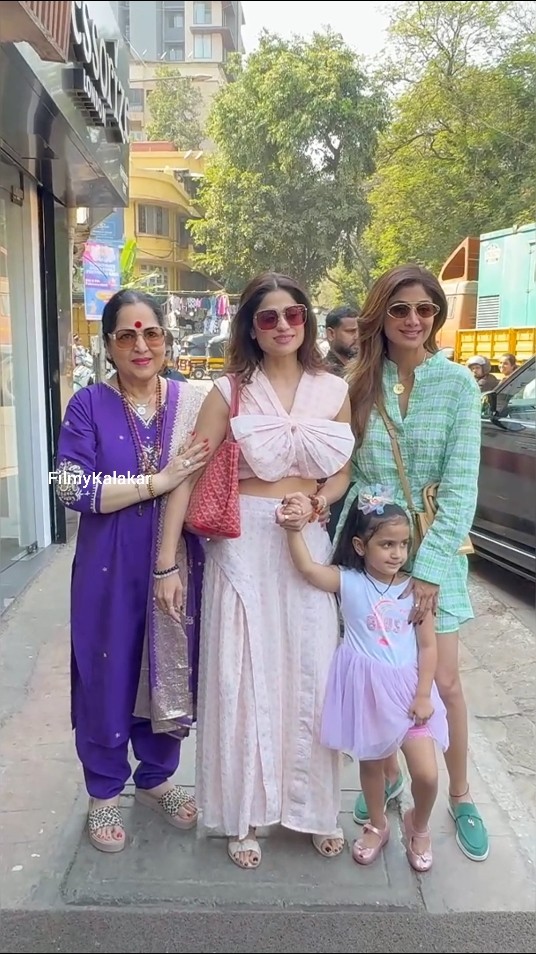 #shamitashetty performing younger sister duties very well ? #filmykalakar #shilpashetty