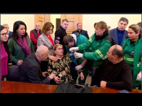 უსიამოვნო სუნი პარლამენტში,   შეწეყვეტილ სესია და   კრიმინალისტ-ექსპერტები