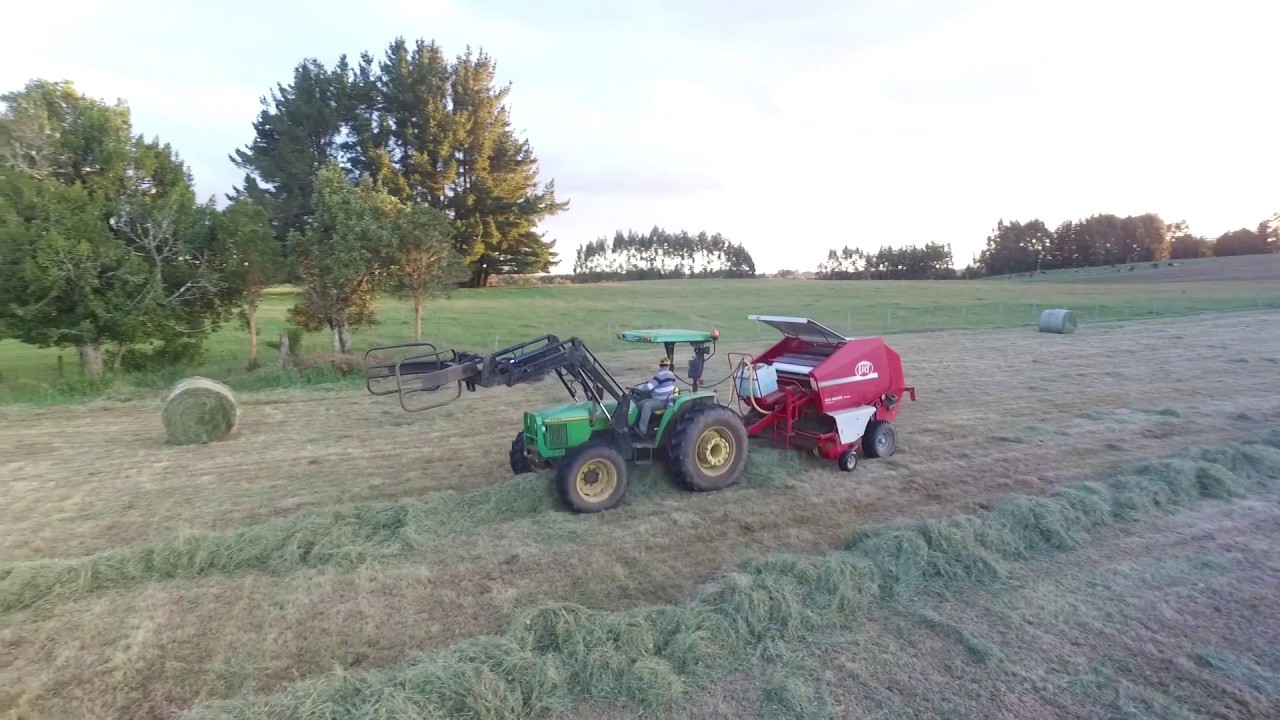 John Deere 5500, Rotoenfardadora Lely Welger RP 235, Fiat 540, Kuhn Haybob 360