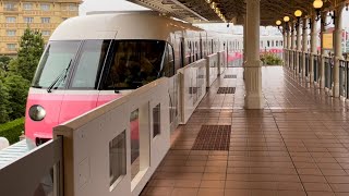 舞浜ディズニーリゾートライン100形2編成（Type C・ピンク）が東京ディズニーランド・ステーション駅に到着するシーン（2022.8.13）