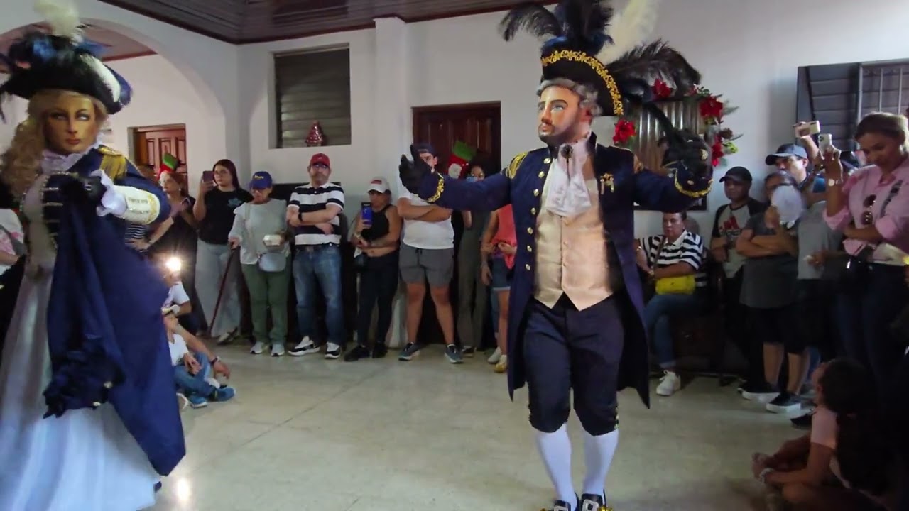 Это: Зрелый ананас. Черный: Рамон Кортес Фернандес. Старый: Улисес Моралес Рохас.