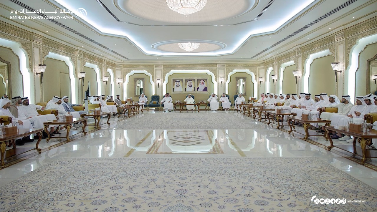 حاكم عجمان وولي عهده يواصلان استقبال المهنئين برمضان