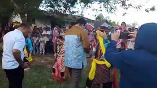 Para pemain kuda lumping di SP A dapat saweran dari Bupati Muna LM Rusman Emba