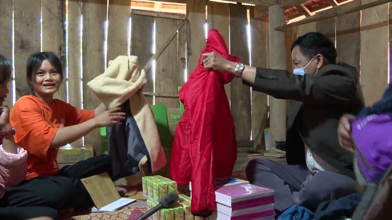 Trao quà cho 4 anh em mồ côi đồng bào Ca Dong Sơn Tây Quảng Ngãi