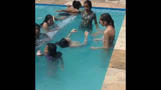 Brincando Na Piscina