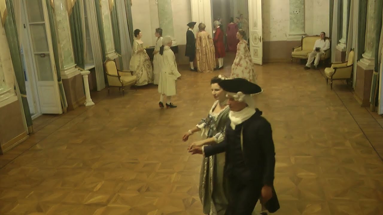 17 Menuet (white ballroom)