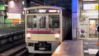 京王7000系7721編成が警笛を鳴らしながら千歳烏山駅に到着するシーン（2022.10.10）