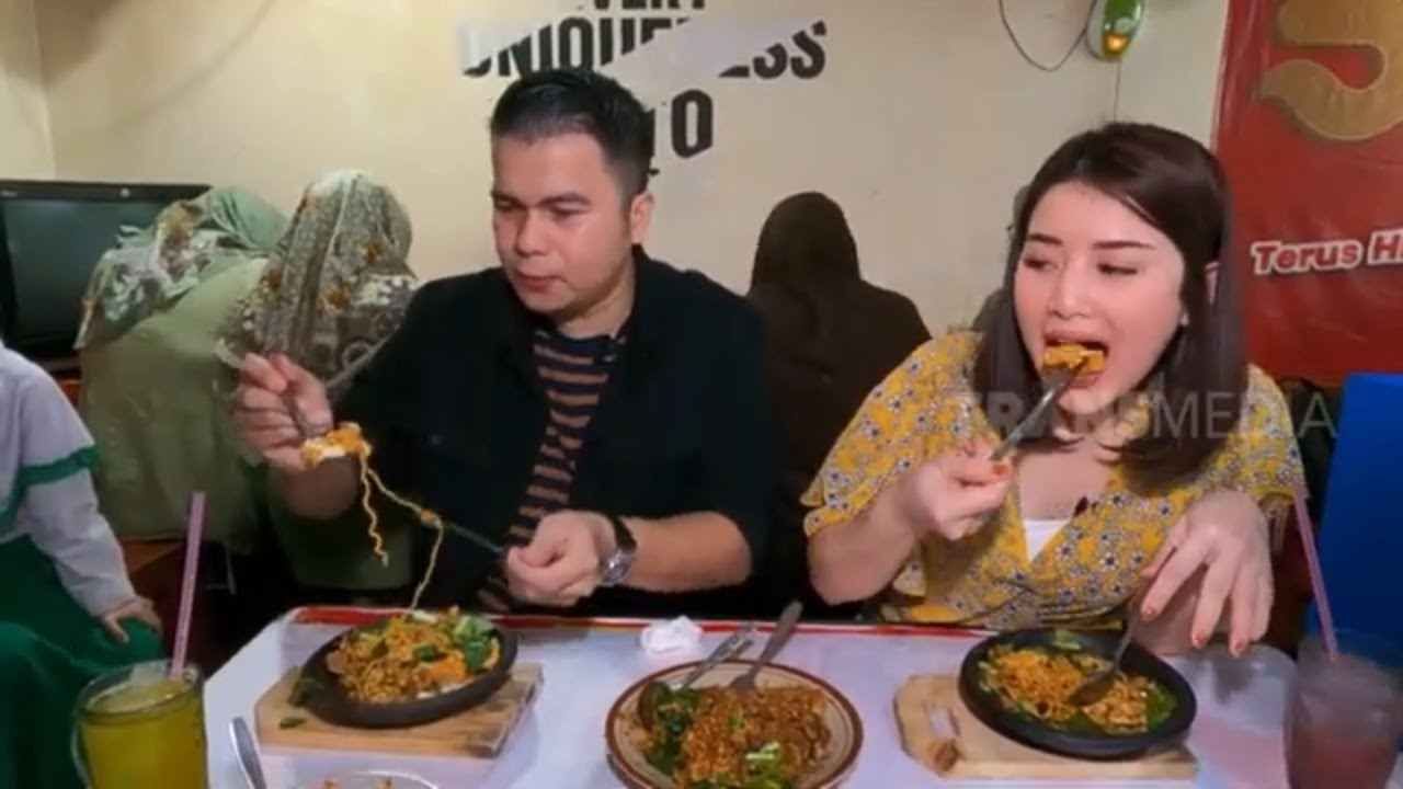 Handika Pratama dan Rosiana Dewi Jajan di Warkop Galunggung Mang Ade | MAKAN RECEH (03/03/23)