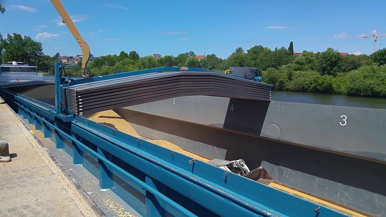 Istovar žita sa broda na Neckaru