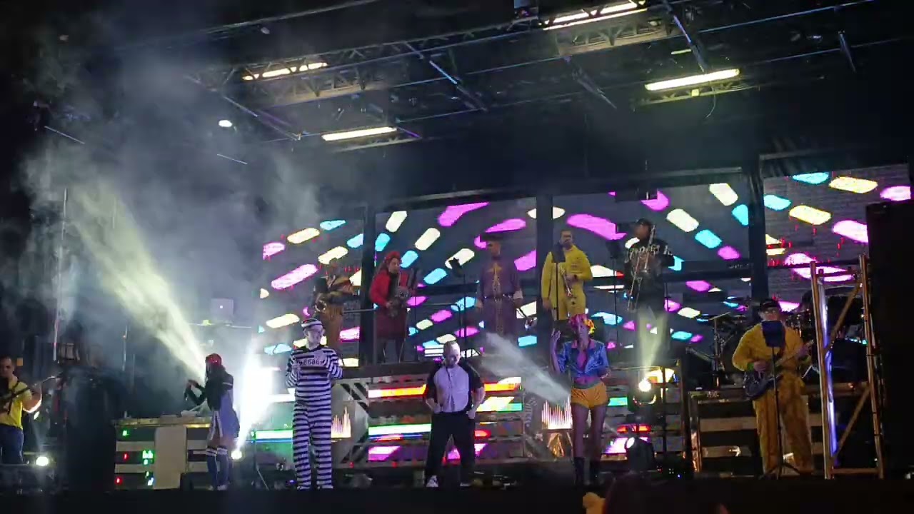 Fiesta en Xinzo de Limia 2026 final de carnabal con la orquesta Compostela 