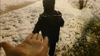 Yusuf kar yağınca arkadaşlarıyla kar oynamaya çıktı ama kar topu yapmayı bilmiyor!