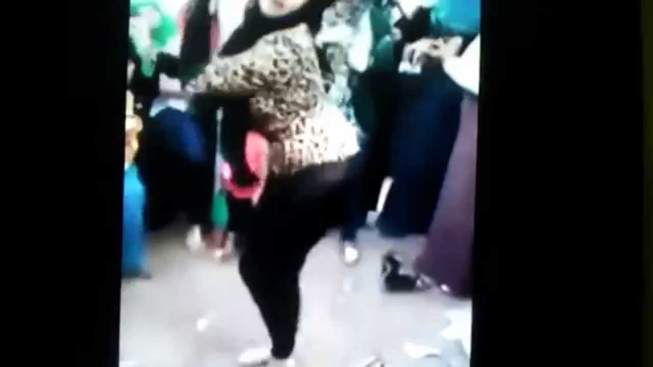 رقص بنت فى الشارع على مهرجان هنولع Youtube