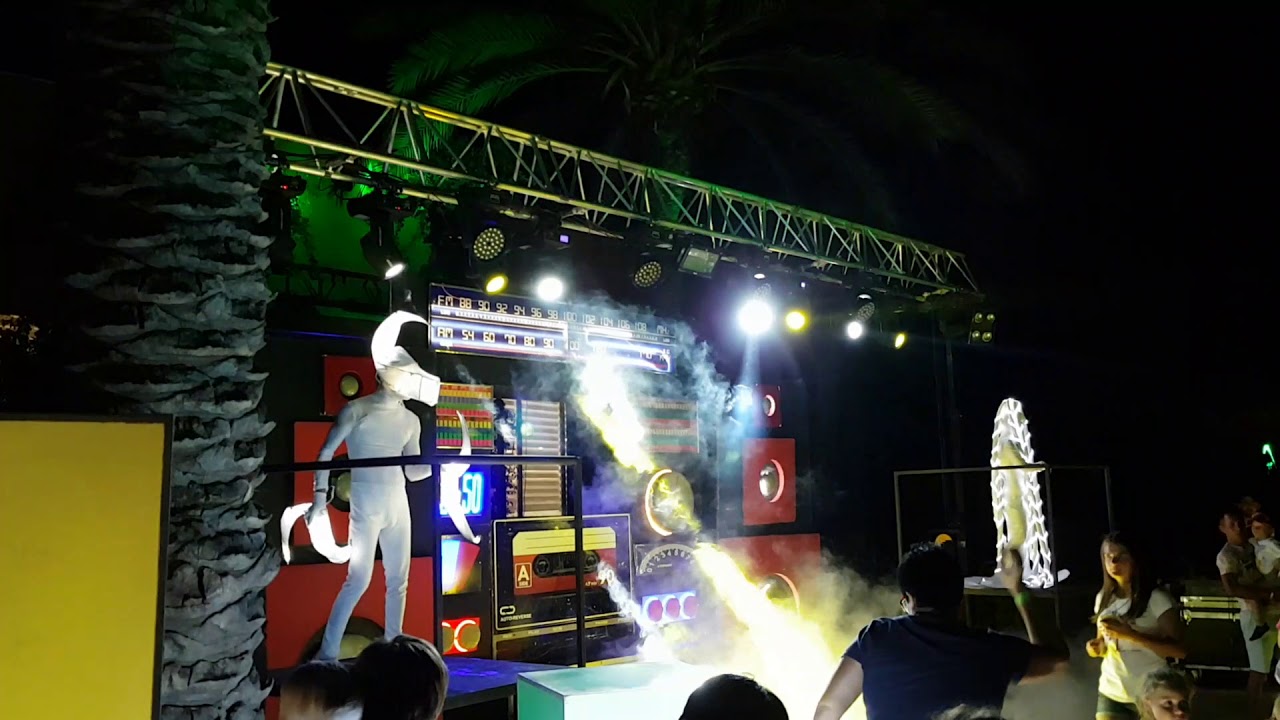 Fantasia De Luxe Hotel. Шел четвертый месяц лета...)